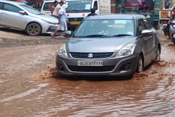 जल संकट के बीच जलभराव से दिल्लीवासी परेशान, नहीं मिल रहा निदान